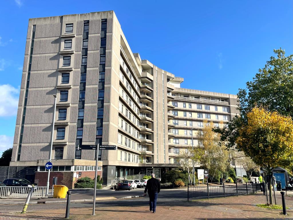 Lot: 166 - ONE-BEDROOM FIRST FLOOR FLAT - Purpose built block of flats